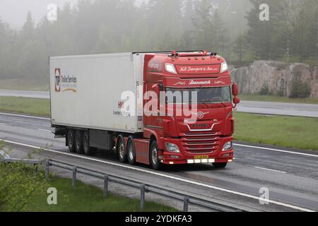 Magnifiquement personnalisé Red DAF XF 530 camion Danmark tire semi-remorque FRC sur l'autoroute par un matin d'été brumeux. Salo, Finlande. 27 mai 2022 Banque D'Images