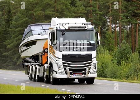 Le camion Volvo FH magnifiquement personnalisé de Tobblift transporte un bateau de plaisance sur l'autoroute 52 le jour de l'automne. Salo, Finlande. 4 septembre 2020 Banque D'Images