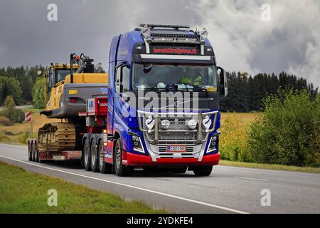 Camion semi-remorque VOLVO FH16 750 de Lavettikuljetus Ylitalo & Vahtera Oy transporte des engins de construction sur autoroute. Salo, Finlande. 23 septembre 2021 Banque D'Images