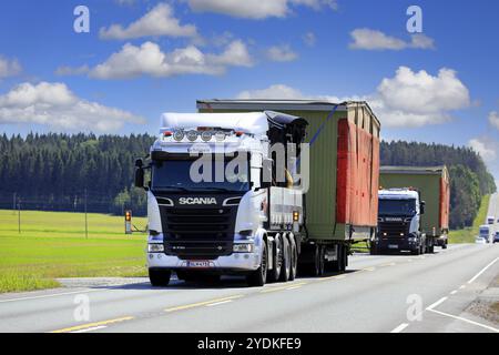 Deux camions Scania argentés Nosto ja Kuljetus S. Lehtinen Oy Haul cabine portable comme charge exceptionnelle en convoi. Jokioinen, Finlande. 15 juin 2020 Banque D'Images