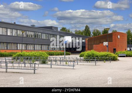 Moisio école de cour, Salo, Finlande et vide des casiers à vélos par une journée ensoleillée début août. L'école Moisio est une école intermédiaire complète de l'enseignement Banque D'Images