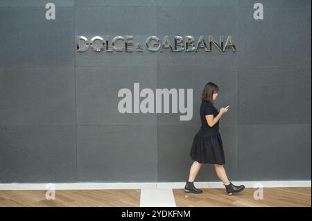 04.04.2018, Singapour, République de Singapour, Asie, Une femme passe devant une boutique de luxe Dolce Gabbana dans le centre commercial "The Shoppes" à Marina Ba Banque D'Images