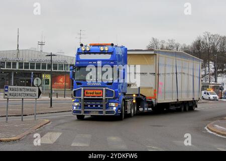 HELSINKI, FINLANDE, le 16 JANVIER 2017 : Blue Scania transport semi-large chargement du module de maison préfabriqué est prêt à commencer le voyage assisté par escorte Banque D'Images