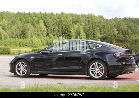 PAIMIO, FINLANDE, 17 JUILLET 2016 : batterie de recharge de voiture électrique Tesla Model S noire sur Tesla Supercharger dans le sud de la Finlande, vue latérale Banque D'Images