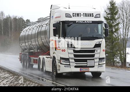 SALO, FINLANDE, 10 MARS 2017 : le semi-pétrolier Scania R500 de nouvelle génération pour le transport ADR de CEMT-TRANS se déplace le long de l'autoroute un jour pluvieux du printemps Banque D'Images