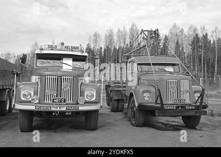 LAUKAA, FINLANDE, 19 MAI 2017 : deux camions classiques conventionnels SCANIA Vabis 76, année gauche 1966 et année droite 1963 avec grue exposée sur SCANIA EXH Banque D'Images