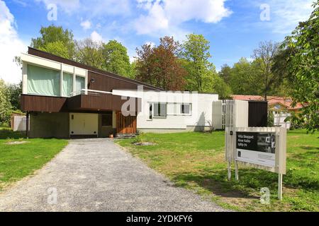 Villa Skeppet, une maison conçue par Alvar Aalto en 1969-70 pour ses amis Christine et Goeran Schildt. Vue de la rue. Raseborg, Finlande. Mai 2022 Banque D'Images