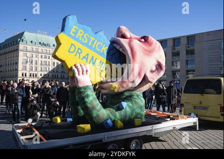 12.03.2022, Berlin, Allemagne, Europe, Un flotteur de carnaval du sculpteur et constructeur de flotteurs Jacques Tilly montre un papier mâché Vladimir Poutine sur Pariser Banque D'Images