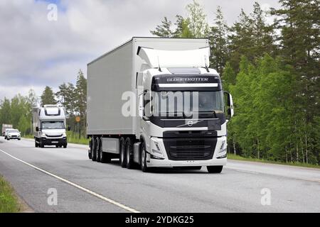 Raasepori, Finlande. 27 mai 2021. Volvo Trucks présente le camion Volvo FM 460 Globe dans le cadre de sa nouvelle gamme de camions, ici testé sur route 25 Banque D'Images