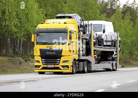 Le nouveau camion de transport de voiture MAN TGX transporte des véhicules le long de l'autoroute un jour d'été. Raasepori, Finlande. 27 mai 2021 Banque D'Images