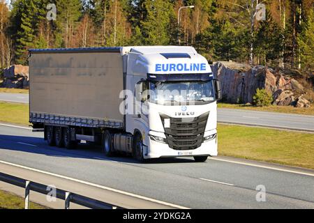 Nouveau camion blanc Iveco S-Way Euroline, plaques SRB, traction semi-remorque sur autoroute par un matin ensoleillé du printemps. Salo, Finlande. 30 avril 2021 Banque D'Images