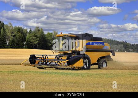 Début de la récolte d'automne 2020 en Finlande : un agriculteur récolte l'orge avec la moissonneuse-batteuse New Holland CS540 à Salo, en Finlande. 1er août 2020 Banque D'Images