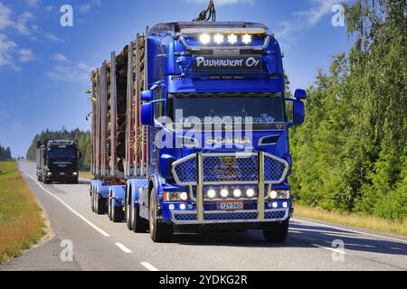 Bleu, camion forestier personnalisé SCANIA R620 de Puuhaukat Oy transporte la charge de bois le long de l'autoroute 10. Koski TL, Finlande. 17 juillet 2020 Banque D'Images