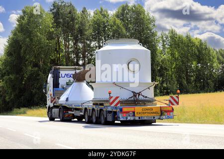 Charge exceptionnelle d'équipement industriel par semi-remorque blanche Volvo FH du portugais LASO Transportes sa, autoroute 52, Salo, Finlande. 22 juillet 2021 Banque D'Images