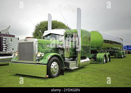 Alaharma, FINLANDE, 8 AOÛT 2015 : Peterbilt 359 année 1971 de Fredrik Biehl remporte sa catégorie au Power Truck Show 2015 Banque D'Images