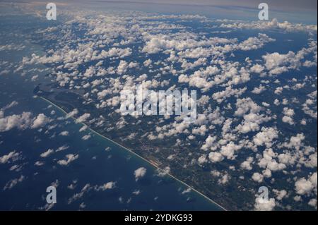 13.07.2023, Singapour, République de Singapour, Asie, vue de la côte de Thaïlande et de la mer d'Andaman pendant le vol au-dessus des nuages avec destinat Banque D'Images