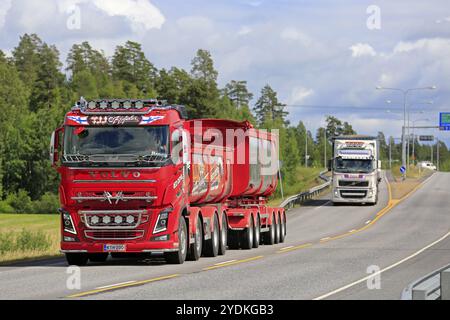 Volvo FH Truck Red Devil de TJJ Kuljetus Oy pour le transport de gravier sur la route en été avec un autre transporteur Volvo. Kaarina, Finlande, 29 juin 2018, EUR Banque D'Images