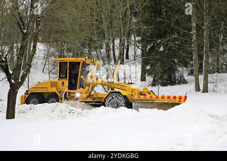 Niveleuse jaune Veekmas FG 2327 S enlevant la neige de la rue après de fortes chutes de neige à Salo, Finlande. 22 janvier 2021 Banque D'Images