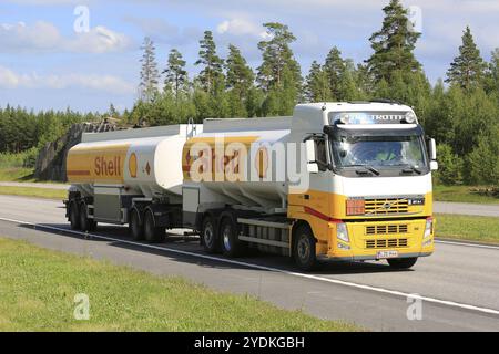 PAIMIO, FINLANDE, 1er JUILLET 2016 : Royal Dutch Shell plc, communément appelé Shell, camion de carburant Volvo FH transporte du carburéacteur le long de l'autoroute par une journée ensoleillée si summ Banque D'Images