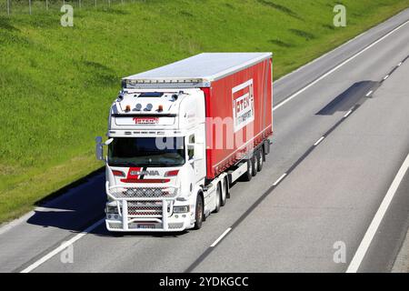 Blanc et rouge Scania R560 semi-remorque camion Toten transport Oy transporte des marchandises le long de l'autoroute avec un trafic lent. Salo, Finlande. 12 juin 2020 Banque D'Images