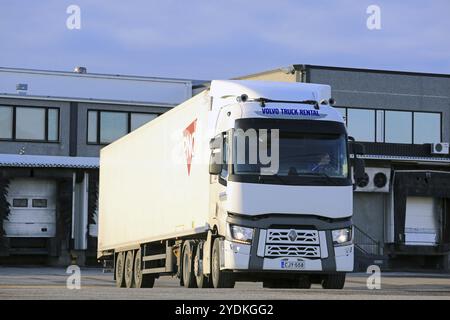 SALO, FINLANDE, le 12 MARS 2017 : la remorque semi-réfrigérée blanche Renault Trucks T sort de la cour d'entrepôt dans la soirée pour livrer un chargement, quais de chargement s. Banque D'Images