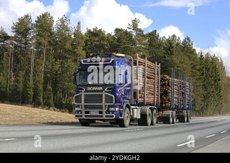 JOKIOINEN, FINLANDE, 23 AVRIL 2017 : le camion forestier Blue Scania d'Aaltonen transporte du bois de pin le long de l'autoroute par une belle journée de printemps Banque D'Images