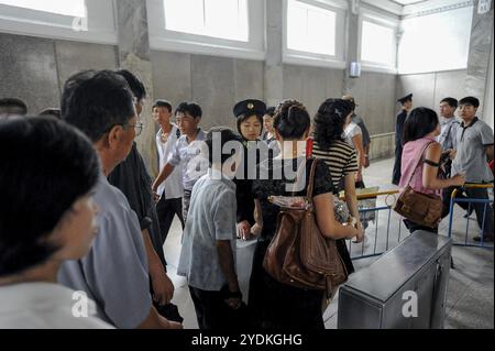 09.08.2012, Pyongyang, Corée du Nord, Asie, les navetteurs nord-coréens montrent leurs billets à un employé en uniforme lorsqu'ils entrent dans une station de métro à Py Banque D'Images