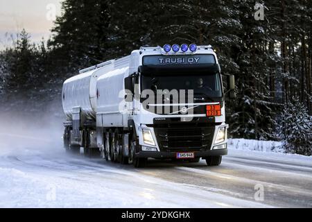 Le camion-citerne Volvo FM transporte de l'essence ADR 33-1203, sur une autoroute enneigée par un après-midi d'hiver. Salo, Finlande. 18 janvier 2019 Banque D'Images