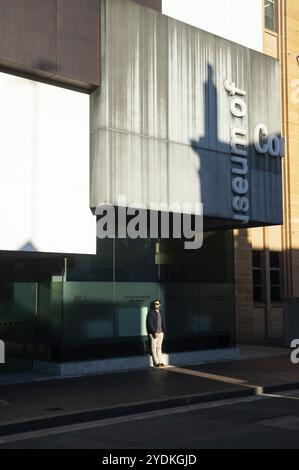 17/09/2018, Sydney, Nouvelle-Galles du Sud, Australie, Un homme est illuminé par un rayon de soleil alors qu'il se tient devant le Musée d'Art contemporain, Océan Banque D'Images