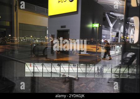 23 dec. 2013, Londres, Royaume-Uni, Europe, passagers débarquant d'un avion British Airways au terminal 5 de l'aéroport de Londres Heathrow, Europe Banque D'Images