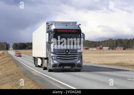 JOKIOINEN, FINLANDE, 23 AVRIL 2017 : semi-camion gris acier Mercedes-Benz Actros d'European Express transporte des marchandises le long de l'autoroute à travers les pays ruraux Banque D'Images