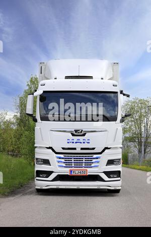 Camion MAN TGX 26,510 blanc neuf devant une remorque réfrigérée garée sur une voie asphaltée, vue verticale. Salo, Finlande. 29 mai 2022 Banque D'Images