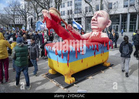 17.03.2024, Berlin, Allemagne, Europe, des milliers de personnes manifestent devant l'ambassade de Russie sur Unter den Linden dans le quartier de Mitte à Berlin Banque D'Images