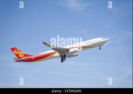 13/05/2024, Berlin, Allemagne, Europe, Un Airbus A330-343 de Hainan Airlines immatriculé B-1097 décollant de Berlin Brandebourg Banque D'Images