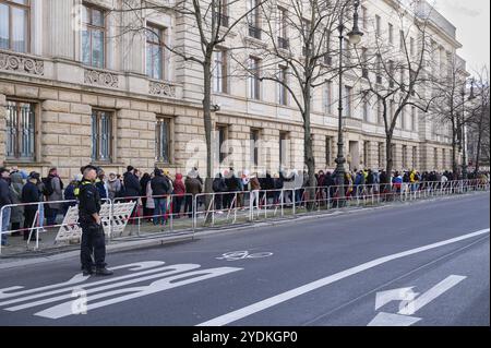 17.03.2024, Berlin, Allemagne, Europe, citoyens russes faisant la queue devant l'ambassade de Russie sur Unter den Linden dans le quartier de Mitte à Berlin. Ci-contre Banque D'Images