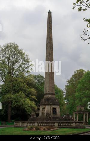 25 avril 2024 L'obélisque commémorant l'arrivée de la princesse Victoria en 1837 situé dans le Royal Victoria Park à Bath Somerset Angleterre à la fin Banque D'Images