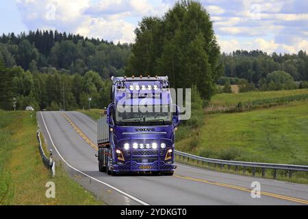 IKAALINEN, FINLANDE, 10 AOÛT 2017 : Volvo FH16 750 magnifiquement personnalisé de H.J.A. Van Dalen sur la route de retour du Power Truck Show 2018, Finlande, Banque D'Images