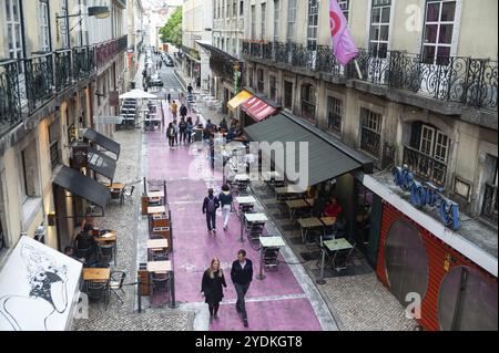 10.06.2018, Lisbonne, Portugal, Europe, vue surélevée de Rua Nova do Carvalho, mieux connue sous le nom de rue rose, une rue piétonne populaire avec des bars et cl Banque D'Images