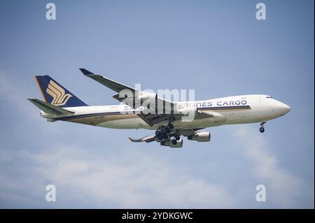 30.07.2023, Singapour, République de Singapour, Asie, Un avion cargo de Singapore Airlines de type Boeing 747-400 F immatriculé 9V-SFP en approche Banque D'Images
