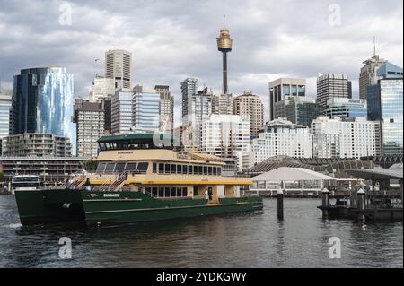 23.09.2019, Sydney, Nouvelle-Galles du Sud, Australie, vue depuis l'embarcadère des ferries de Pyrmont Bay à Darling Harbour jusqu'à l'horizon du centre d'affaires et du Banque D'Images