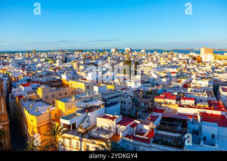 Vue aérienne de Cadix ville animée en Espagne, horizon rempli de nombreux bâtiments Banque D'Images