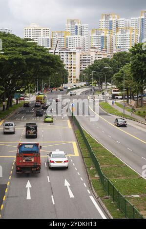 10.01.2020, Singapour, République de Singapour, Asie, circulation urbaine sur une route à travers une zone résidentielle à ang Mo Kio avec des blocs plats de grande hauteur dans le Banque D'Images