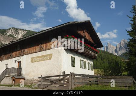 20.06.2019, composé Magdalena, Villnoess, Funes, Trentino, Tyrol du Sud, Italie, Europe, ferme traditionnelle dans le parc naturel de Villnoess Valley avec Banque D'Images