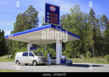 MASKU, FINLANDE, 3 JUIN 2017 remplissage de voitures à la station-service Gulf sans pilote à Masku par une belle journée ensoleillée. Depuis 2008, les stations-service du Golfe sont de retour Banque D'Images