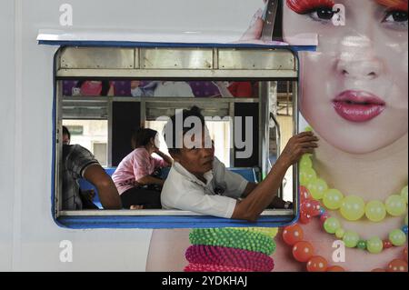 10.04.2014, Yangon, République de l'Union du Myanmar, Asie, Un homme regarde par la fenêtre d'un train de banlieue Circle Line en attente à la voie ferrée principale Banque D'Images