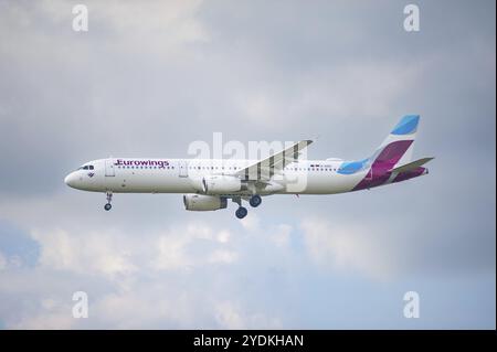 02/06/2024, Berlin, Allemagne, Europe, Un Airbus A321-231 d'Eurowings immatriculé d-AIDO approche Berlin Brandenburg Airpor Banque D'Images