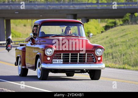 Salo, Finlande. 18 mai 2019. Femme conduit un pick-up Chevy du milieu des années 1950, l'homme sur le siège passagers photographie sur salon Maisema Cruising 2019 Banque D'Images