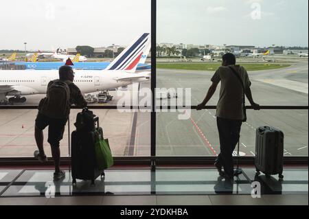 06.12.2019, Singapour, République de Singapour, Asie, deux passagers regardent de la galerie d'observation dans le terminal 1 de l'aéroport de Changi sur l'aire de trafic avec p Banque D'Images