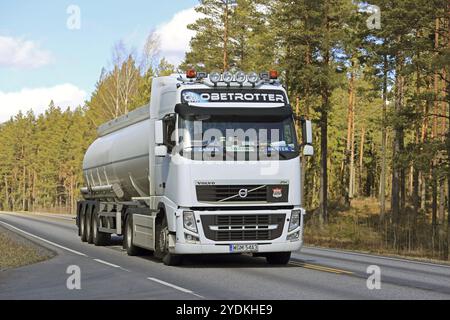 SALO, FINLANDE, 21 AVRIL 2017 : le camion semi-citerne Volvo FH blanc de Pologne transporte des marchandises le long de l'autoroute rurale au printemps dans le sud de la Finlande Banque D'Images