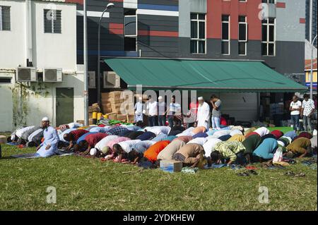 02.06.2019, Singapour, République de Singapour, Asie, des hommes musulmans prient sur une pelouse dans la petite Inde pendant le Ramadan, Asie Banque D'Images